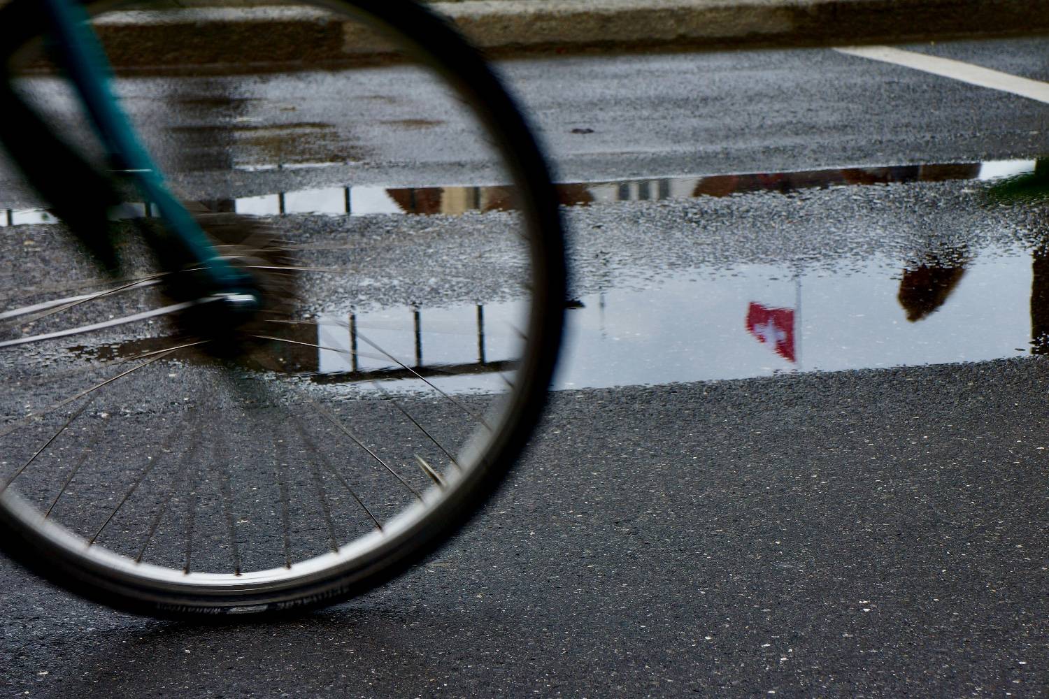 koło rowerowe w deszczu